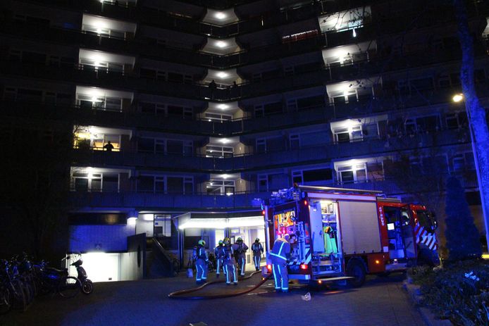 Bij de brand raakte de bewoner van de flat gewond.