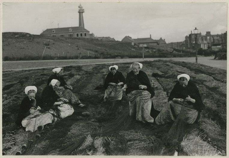Scheveningen, Vissershavenstraat, rond 1945. Boetsters repareren de netten.
 Beeld Anefo/Nationaal Archief