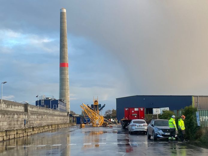 Montagekraan omgevallen bij bouw windmolen.