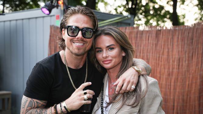 André Hazes en vriendin Sarah krijgen sleutel nieuwe huis: ‘Zo blij dit met mijn liefde te doen’