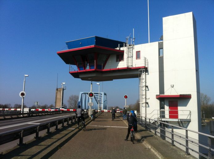 Draaibrug bij Sas van Gent.