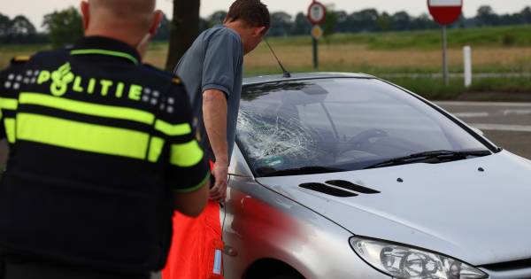 Fietser bij aanrijding met hoofd tegen voorruit van auto, met spoed naar ziekenhuis - BD.nl