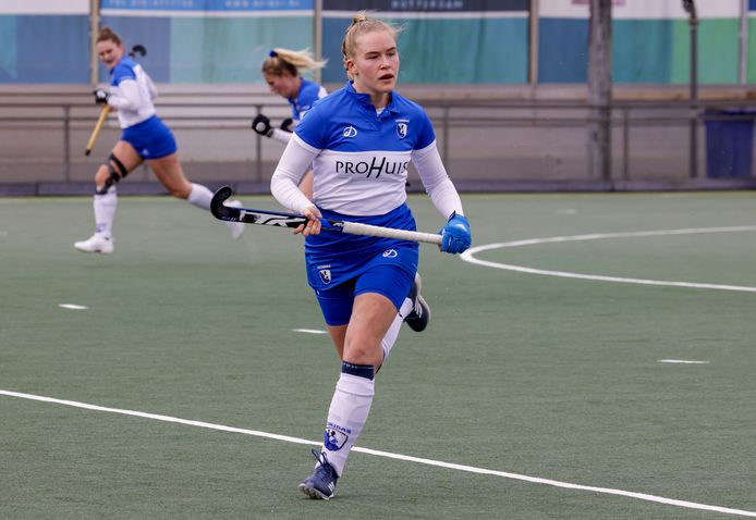 Bella in ’t Hof is lid van het corps én hockeyt op het op één na hoogste niveau van Nederland bij het Rotterdamse Leonidas.