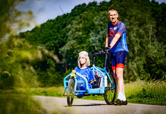 Arjan Leeuwenburgh met zijn speciale fiets.