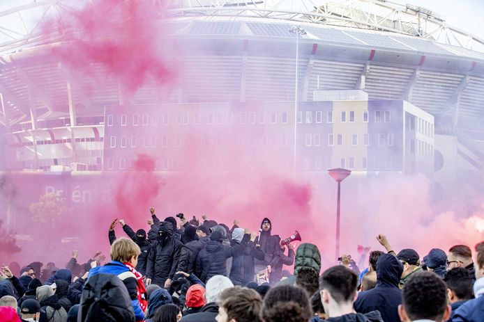 2019: Ajax-supporters houden een zogenoemde Entrada voor het thuisduel met Tottenham Hotspur.