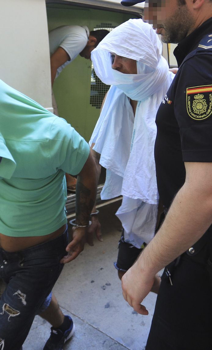 Jan Ullrich wordt door de Spaanse politie weggevoerd.