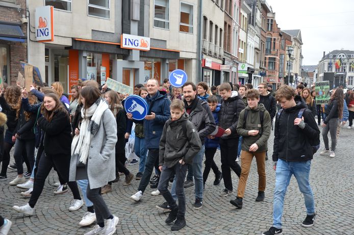 Tweehonderd leerlingen en sympathisanten liepen mee in de optocht voor het klimaat.