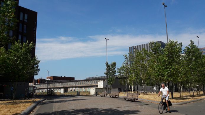 Het braakliggend terrein op de hoek Torenallee-Ir. Kalffstraat-Kastanjelaan op Strijp-S in Eindhoven met rechts de school SintLucas. Hier komt het project S-West, met onder meer toren Frits met 87 koopappartementen.