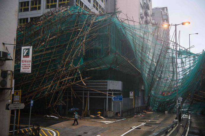 Een stelling rond een gebouw in Hongkong klapte helemaal in elkaar.