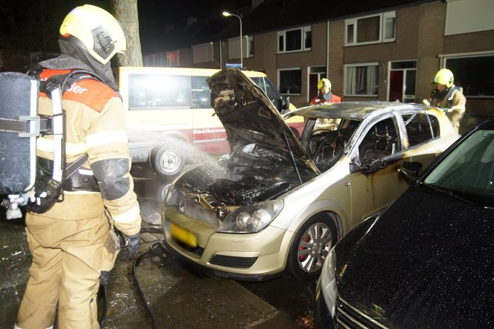 Een auto is donderdagnacht zwaar beschadigd geraakt bij een brand in de Mendelsohnstraat in Drunen.