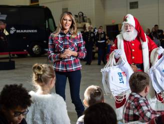 VIDEO. Melania Trump deelt pakjes uit met de Kerstman