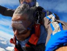 Cette ancienne combattante de 39-45 a sauté en parachute pour ses 102 ans