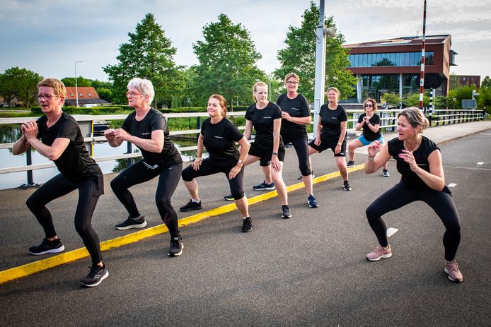 Power walking op de brug in Bodegraven. Rechts trainer Mirella Rietveld, als voorlaatste in het rijtje Suzanne Burggraaff.