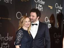 Weduwe Lies Visschedijk stralend op rode loper met nieuwe vriend