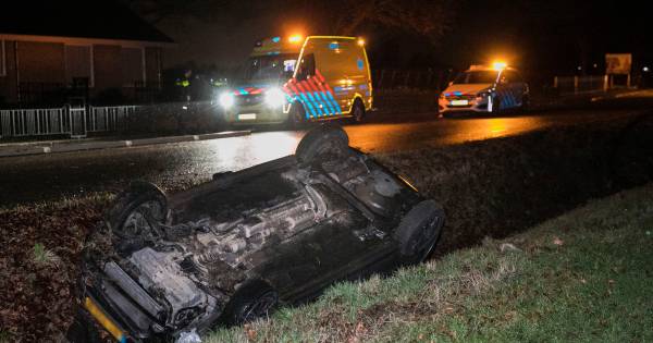 Auto op de kop in de sloot, vrouw uit Doornenburg gewond - De Gelderlander