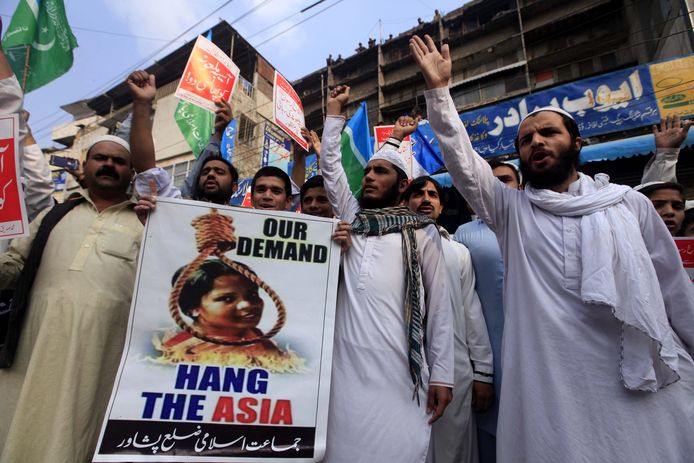 Supporters van een islamitische politie partij demonstreren tegen de vrijspraak van Asia Bibi.