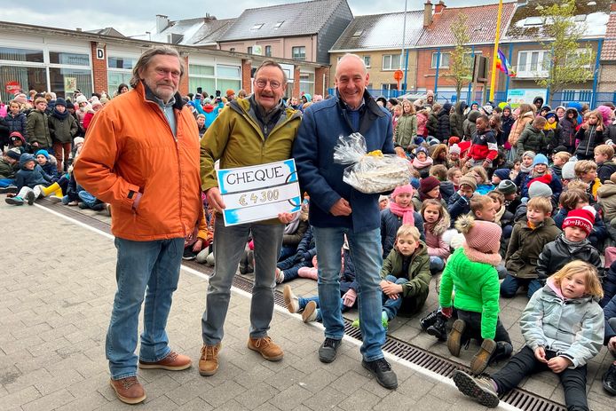 De vastenvoettocht van de Sint-Jozefschool van Mere leverde 4.300 euro op voor armoedevereniging Welzijnsschakel Ommekeer.
