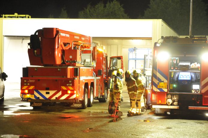 Twee tankautospuiten, een waterwagen en een hoogwerker van de brandweer zijn bezig met blussen.