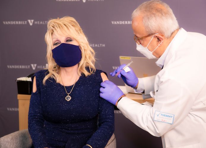 Dolly Parton Maakt Coronaversie Van Jolene Tijdens Eerste Prik Met Vaccin Show Ad Nl