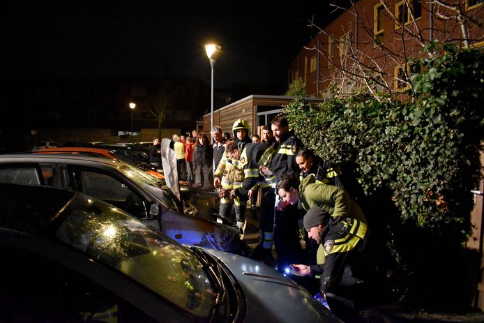 De autobrand aan de John Lennonstraat in Lent trok veel bekijks.