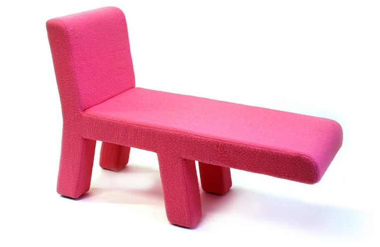 STOEL | De 'Elephant' stoel van Ineke Hans komt uit de 'Under Cover Chairs'-collectie die uit stoelen met ongebruikelijke vormen bestaat. 2.377 euro. inekehans.com Beeld  