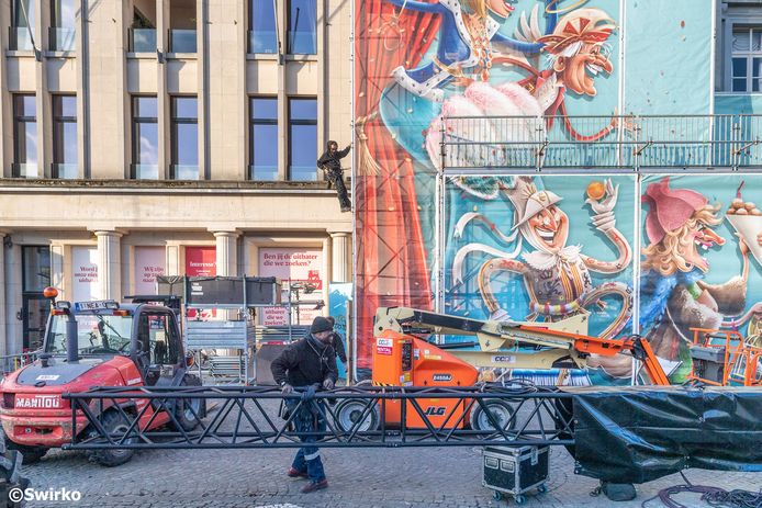 Op de Grote Markt is de opbouw van het carnavalsdecor begonnen.