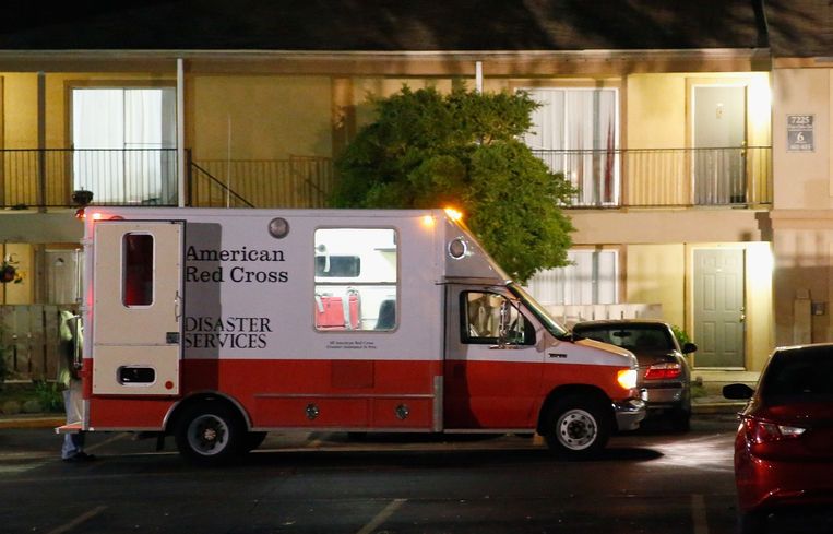 Het Rode Kruis deelt dekens en andere hulpgoederen uit aan de bewoners van het complex in Dallas, waar bij een man ebola werd vastgesteld. Beeld afp