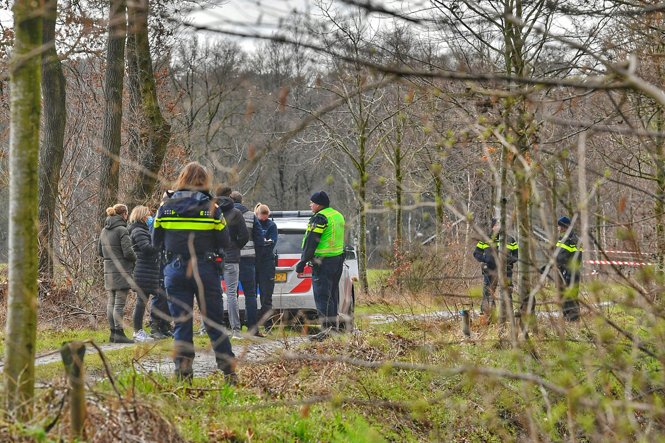 Politie doet onderzoek na vondst lichaam in het Dalems Stroompje in Hapert.