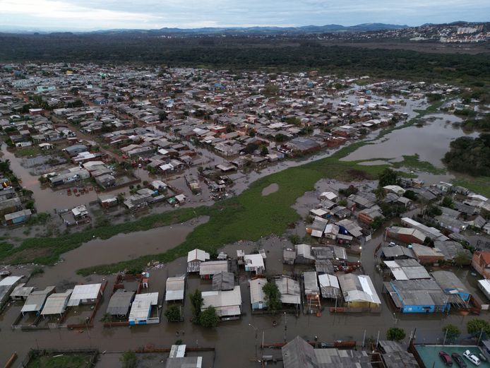 Luchtbeelden van een wijk in Sao Leopoldo die is overstroomd na de hevige regenval tijdens de cycloon die over het zuiden van Brazilië trok.