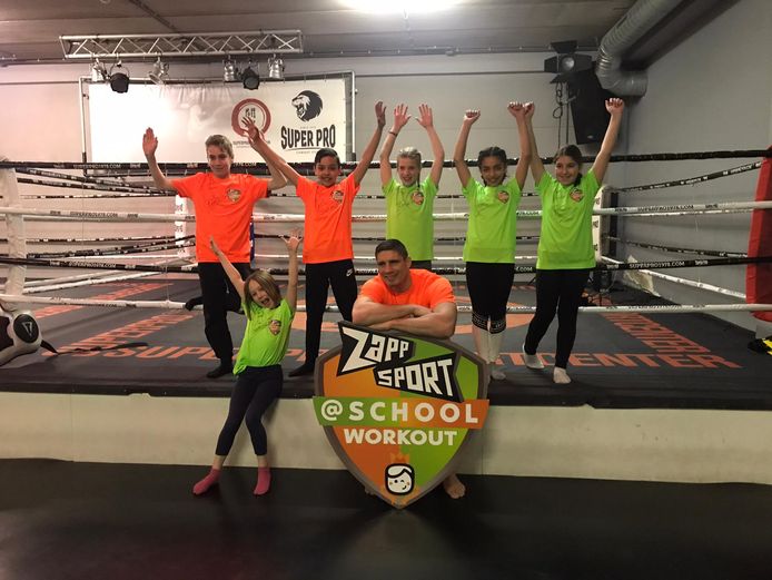 Kinderen van basisschool Menorah uit Oosterhout doen work-out met Rico Verhoeven. Foto van april 2021.