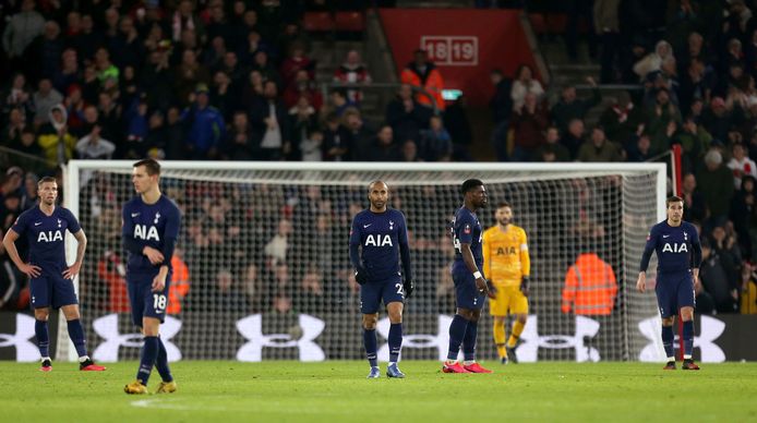 De spelers van Tottenham Hotspur druipen af na de late gelijkmaker van Boufal.