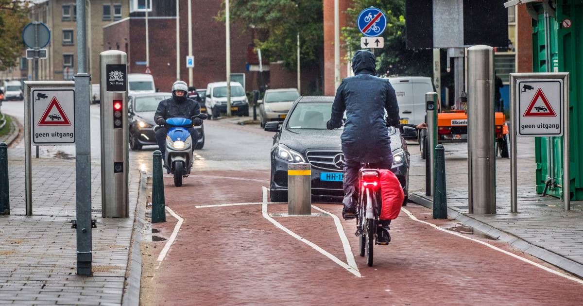 Den Haag legt schuld van aanrijdingen met pollers bij