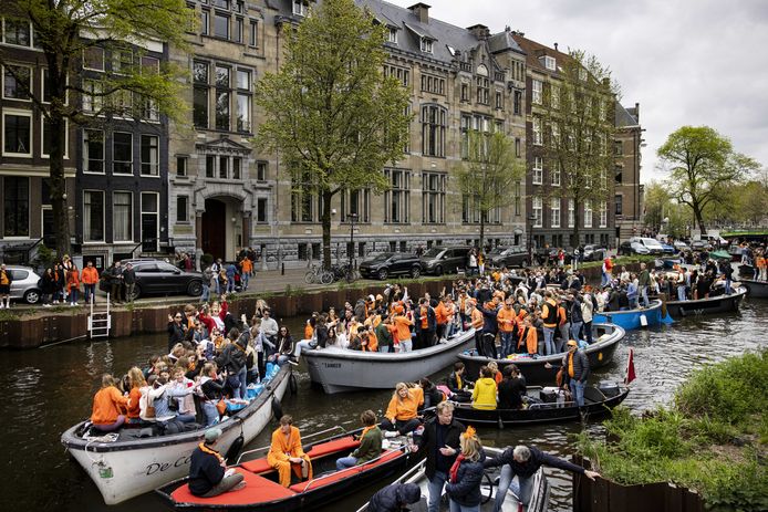 2022-04-27 13:09:33 AMSTERDAM - Feestvierders op het water, het is erg druk op de grachten in de hoofdstad. Na twee jaar waarin Koningsdag vanwege de coronapandemie kleinschalig moest worden gevierd, wordt het feest dit jaar weer als vanouds groots gevierd. ANP RAMON VAN FLYMEN