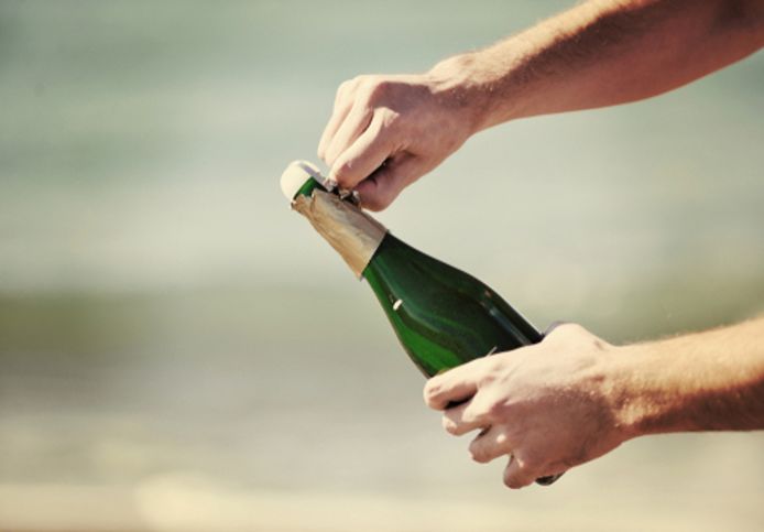 Hoe open je een fles champagne of cava het best?