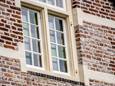 Komen er weer buitenluiken te hangen aan de duimpjes in de kozijnen van Kasteel Wijchen?