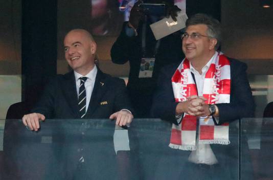 Premier Andrej Plenkovic (R) aan de zijde van Gianni Infantino.