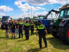 Boeren met tractoren voeren actie bij distributiecentra in Bleiswijk