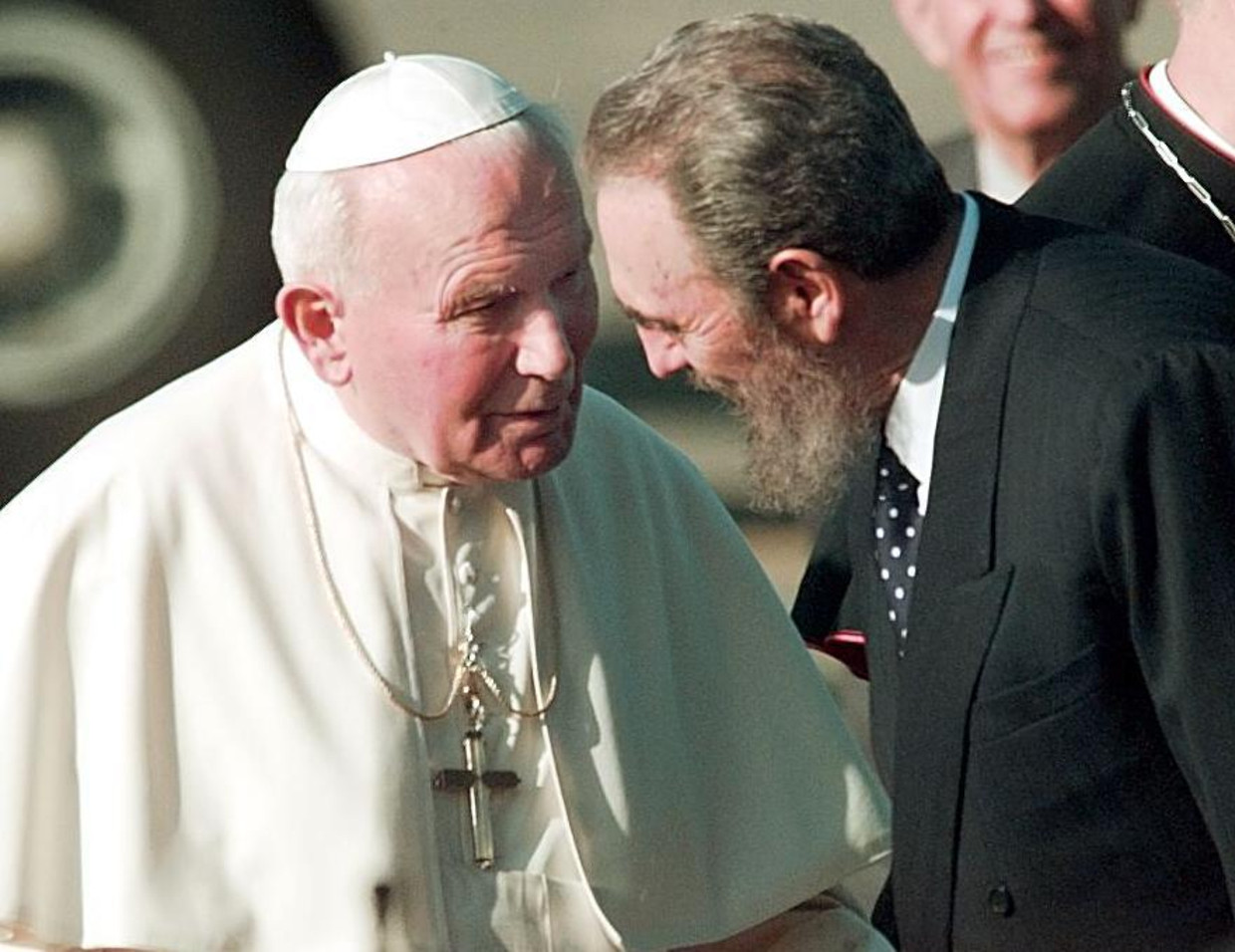 Paus Johannes Paulus II en Fidel Castro, in 1998 tijdens het pauselijke bezoek aan Cuba. Beeld afp