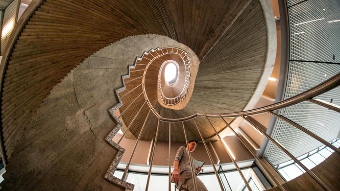 Blikvanger is de trap bij het onthaal, die volgens een innovatieve techniek werd gezet. in plaats van beton te gieten, worden losse stukken beton aan elkaar bevestigd.