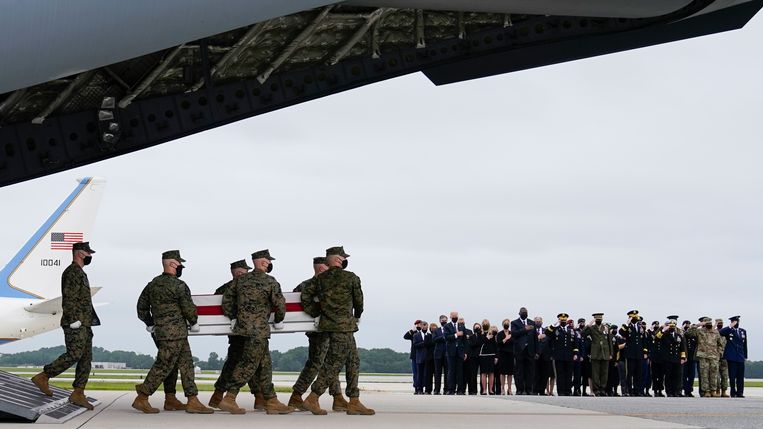 De Amerikaanse president Joe Biden ziet hoe de kist met het stoffelijk overschot van de 20-jarige Jared Schmitz wordt 
uitgeladen op luchtmachtbasis Dover.  Beeld AP
