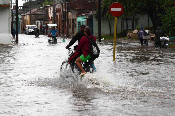 Het water staat hoog in de straten van Camaguey, Cuba, waar twee doden vielen.