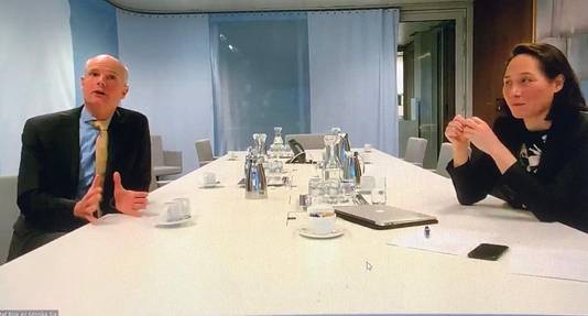 Minister Blok en Clingendaeldirecteur Monika Sie  luisteren naar meningen over het buitenlands beleid.