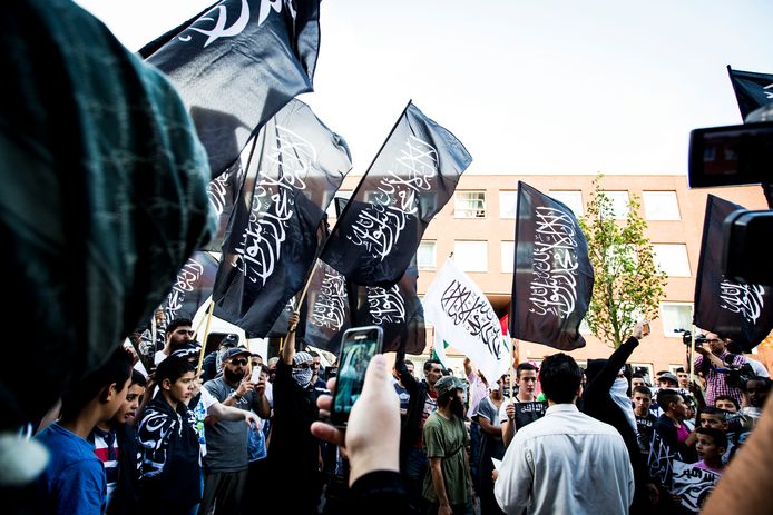 Pro IS-demonstranten tijdens een protest in de Haagse Schilderswijk op 24 juli 2014.