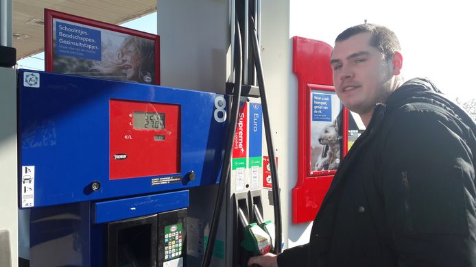 Danny Eckhardt uit Roosendaal schrok toen hij deze week een paar hoognodige liters tankte in Nederland. ,,Ik dacht, dat gaan we niet meer toen", vertelt hij bij zijn vaste adres in Essen, voor hem net over de Belgische grens.
