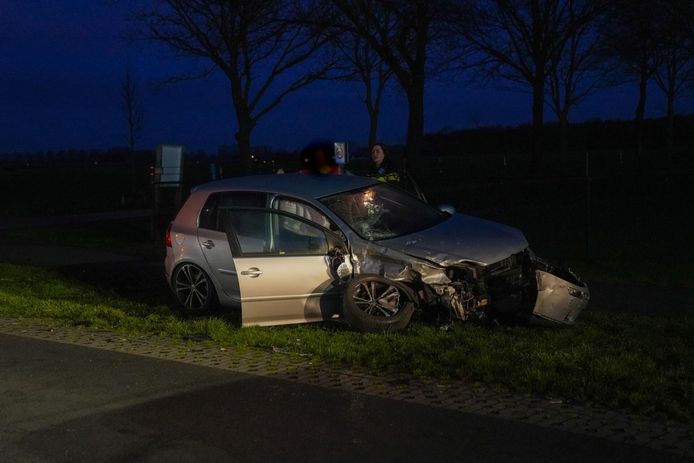 Een bestelbusje en personenauto raakten elkaar op de De Wolff van Westerrodeweg in De Mortel.