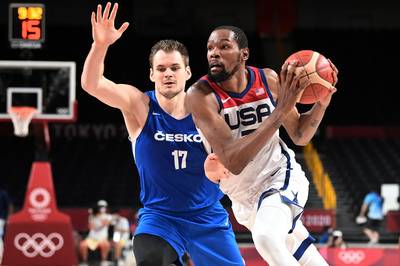 ‘KD’ blaast Team USA leven in: all-time scorerecord voor Kevin Durant, dinsdag wacht Spanje in kwartfinales