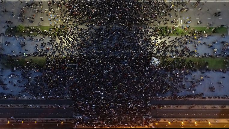 Rave-o-lution, Tbilisi 2018. Dronebeeld van de menigte voor het Georgische parlement in Tbilisi. Still uit het project ‘I Dance Alone’ door Bogomir Doringer. Beeld Bogomir Doringer