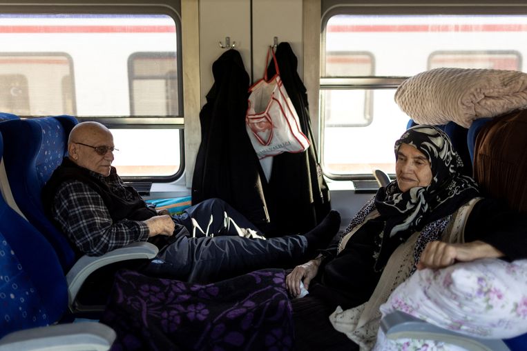 Arafat Ates (63) en zijn echtgenote Zeliha (53) in een van de treinen. “Hatay, ons mooie land... We hebben geen idee hoe we over deze ramp heen moeten komen”, zegt het verslagen stel. Beeld Reuters