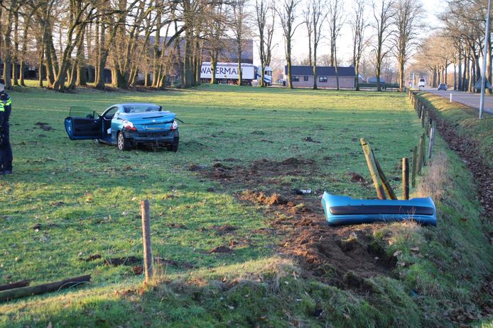 De auto raakte zwaar beschadigd.