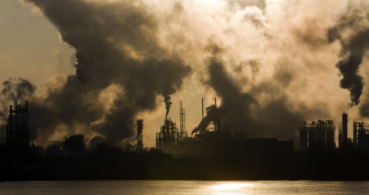 Industrie in de Tweede Merwedehaven. Archiefbeeld uit 2009. Beeld ANP XTRA